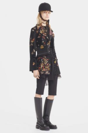 ディオールがネオ・ボヘミアンたちにインスピレーションを受けた2017年フォールコレクションを発表