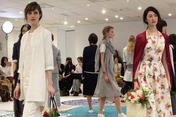 ユニクロ×イネス・ド・ラ・フレサンジュ2017春夏コレクションショー開催、テーマは南仏の港町“マルセイユ”