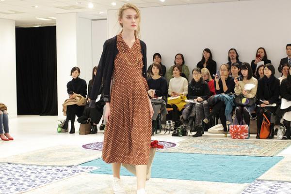 ユニクロ×イネス・ド・ラ・フレサンジュ2017春夏コレクションショー開催、テーマは南仏の港町“マルセイユ”