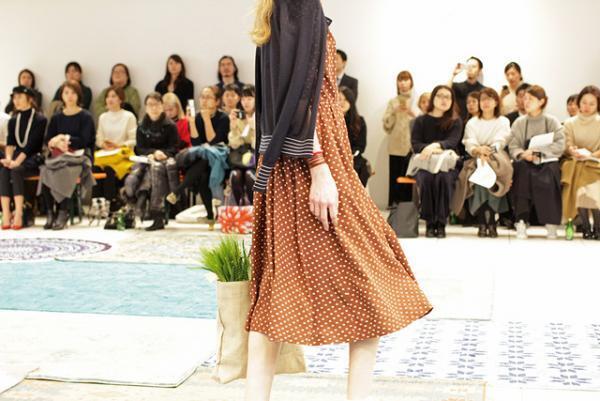 ユニクロ×イネス・ド・ラ・フレサンジュ2017春夏コレクションショー開催、テーマは南仏の港町“マルセイユ”