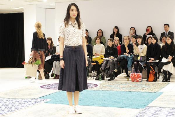 ユニクロ×イネス・ド・ラ・フレサンジュ2017春夏コレクションショー開催、テーマは南仏の港町“マルセイユ”