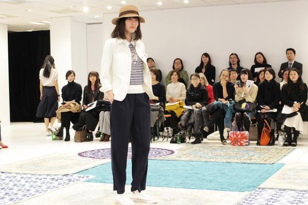 ユニクロ×イネス・ド・ラ・フレサンジュ2017春夏コレクションショー開催、テーマは南仏の港町“マルセイユ”