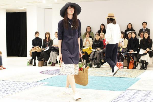 ユニクロ×イネス・ド・ラ・フレサンジュ2017春夏コレクションショー開催、テーマは南仏の港町“マルセイユ”