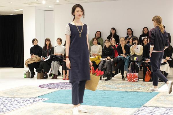 ユニクロ×イネス・ド・ラ・フレサンジュ2017春夏コレクションショー開催、テーマは南仏の港町“マルセイユ”