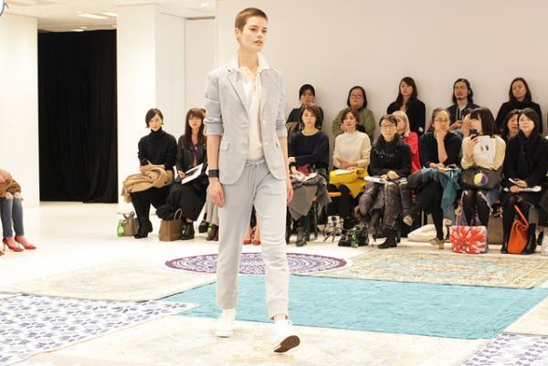 ユニクロ×イネス・ド・ラ・フレサンジュ2017春夏コレクションショー開催、テーマは南仏の港町“マルセイユ”