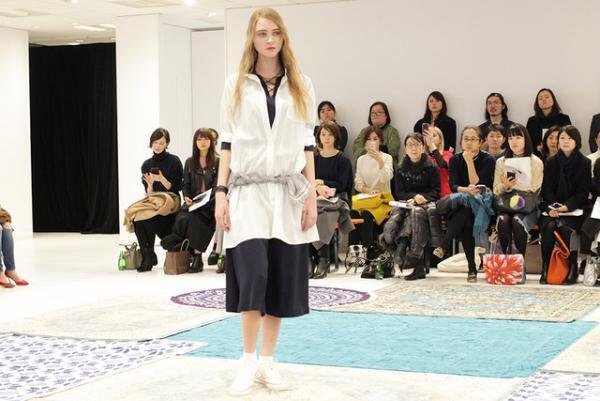 ユニクロ×イネス・ド・ラ・フレサンジュ2017春夏コレクションショー開催、テーマは南仏の港町“マルセイユ”