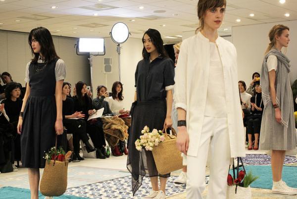 ユニクロ×イネス・ド・ラ・フレサンジュ2017春夏コレクションショー開催、テーマは南仏の港町“マルセイユ”