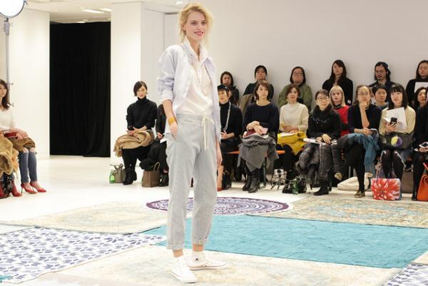 ユニクロ×イネス・ド・ラ・フレサンジュ2017春夏コレクションショー開催、テーマは南仏の港町“マルセイユ”