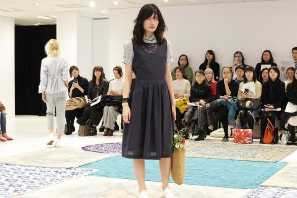 ユニクロ×イネス・ド・ラ・フレサンジュ2017春夏コレクションショー開催、テーマは南仏の港町“マルセイユ”