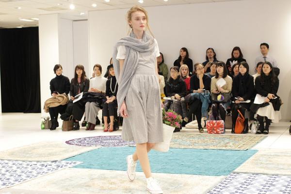 ユニクロ×イネス・ド・ラ・フレサンジュ2017春夏コレクションショー開催、テーマは南仏の港町“マルセイユ”