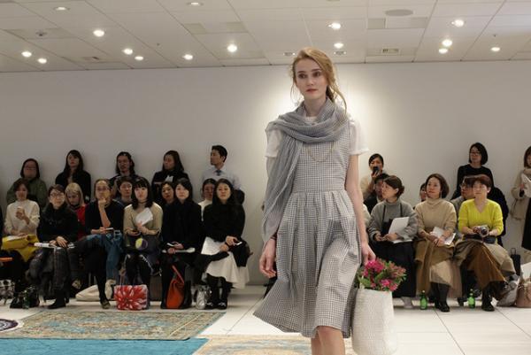 ユニクロ×イネス・ド・ラ・フレサンジュ2017春夏コレクションショー開催、テーマは南仏の港町“マルセイユ”