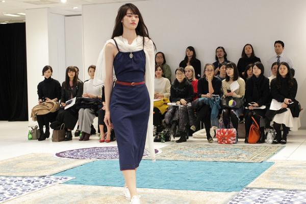 ユニクロ×イネス・ド・ラ・フレサンジュ2017春夏コレクションショー開催、テーマは南仏の港町“マルセイユ”