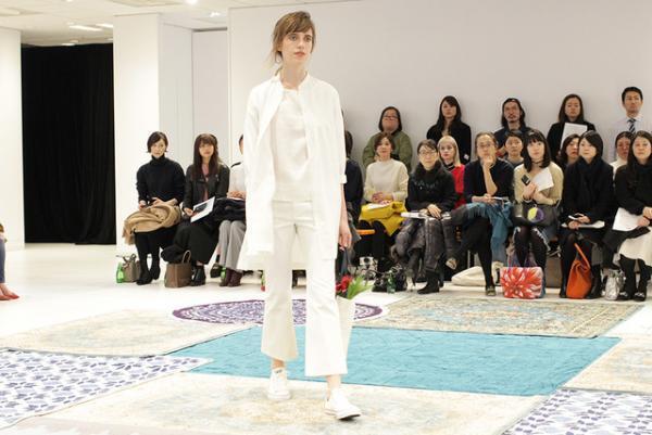 ユニクロ×イネス・ド・ラ・フレサンジュ2017春夏コレクションショー開催、テーマは南仏の港町“マルセイユ”