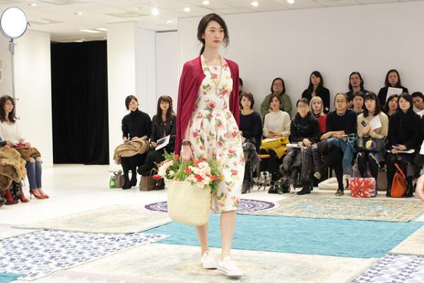 ユニクロ×イネス・ド・ラ・フレサンジュ2017春夏コレクションショー開催、テーマは南仏の港町“マルセイユ”