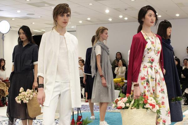 ユニクロ×イネス・ド・ラ・フレサンジュ2017春夏コレクションショー開催、テーマは南仏の港町“マルセイユ”