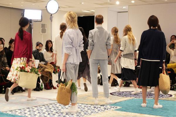 ユニクロ×イネス・ド・ラ・フレサンジュ2017春夏コレクションショー開催、テーマは南仏の港町“マルセイユ”