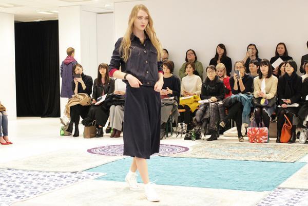 ユニクロ×イネス・ド・ラ・フレサンジュ2017春夏コレクションショー開催、テーマは南仏の港町“マルセイユ”