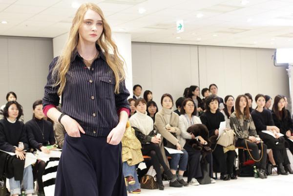 ユニクロ×イネス・ド・ラ・フレサンジュ2017春夏コレクションショー開催、テーマは南仏の港町“マルセイユ”