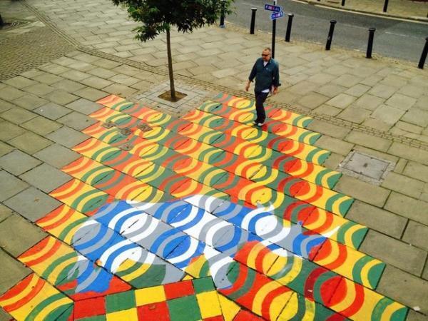 路面がキャンバス！ローズワースの手にかかれば横断歩道も車道も白線もマンホールもポップアートに