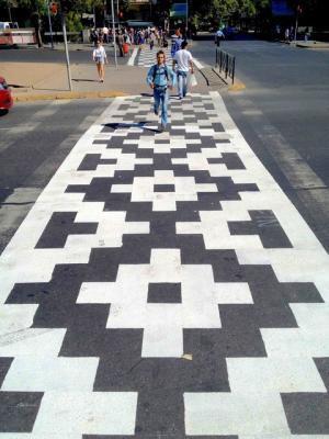 路面がキャンバス！ローズワースの手にかかれば横断歩道も車道も白線もマンホールもポップアートに