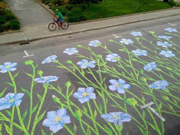路面がキャンバス！ローズワースの手にかかれば横断歩道も車道も白線もマンホールもポップアートに