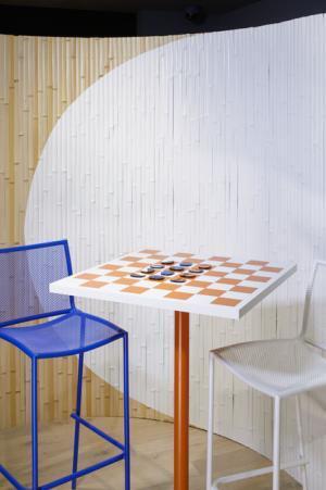 エルメス祇園店に京都の歴史的な街並みが出現。マーブル模様が特徴的な日本限定ペンダントも発売