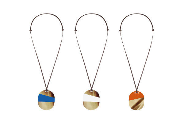 エルメス祇園店に京都の歴史的な街並みが出現。マーブル模様が特徴的な日本限定ペンダントも発売