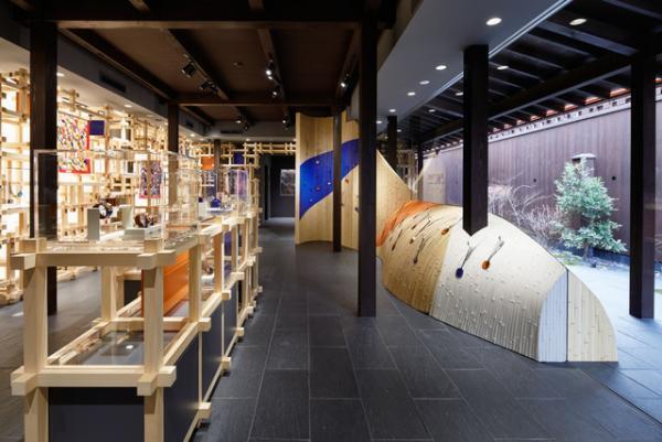 エルメス祇園店に京都の歴史的な街並みが出現。マーブル模様が特徴的な日本限定ペンダントも発売