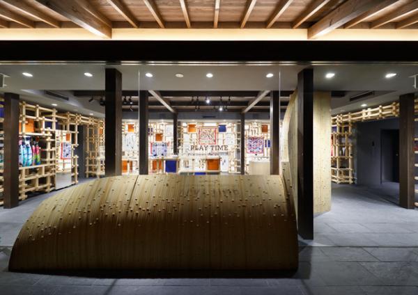 エルメス祇園店に京都の歴史的な街並みが出現。マーブル模様が特徴的な日本限定ペンダントも発売