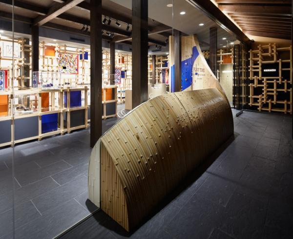 エルメス祇園店に京都の歴史的な街並みが出現。マーブル模様が特徴的な日本限定ペンダントも発売