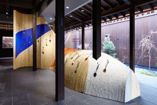 エルメス祇園店に京都の歴史的な街並みが出現。マーブル模様が特徴的な日本限定ペンダントも発売