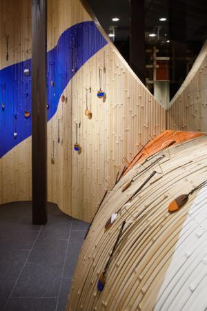 エルメス祇園店に京都の歴史的な街並みが出現。マーブル模様が特徴的な日本限定ペンダントも発売