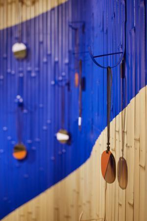 エルメス祇園店に京都の歴史的な街並みが出現。マーブル模様が特徴的な日本限定ペンダントも発売