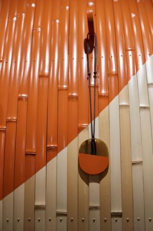 エルメス祇園店に京都の歴史的な街並みが出現。マーブル模様が特徴的な日本限定ペンダントも発売