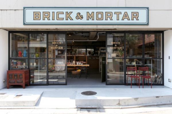 いけばな教授者の渡来徹とアーティスト村上周が、いけばなと絵画の展示をBRICK &amp; MORTARで開催