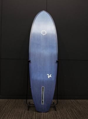 徳島県の永原レキ氏による「空海藍Sufboard」