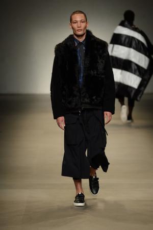 ヨシオクボ、服を“持つ”スタイルで新たな着崩しの概念を構築【2017-18秋冬メンズ】