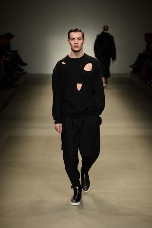 ヨシオクボ、服を“持つ”スタイルで新たな着崩しの概念を構築【2017-18秋冬メンズ】