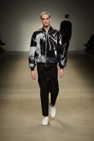 ヨシオクボ、服を“持つ”スタイルで新たな着崩しの概念を構築【2017-18秋冬メンズ】