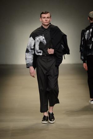 ヨシオクボ、服を“持つ”スタイルで新たな着崩しの概念を構築【2017-18秋冬メンズ】