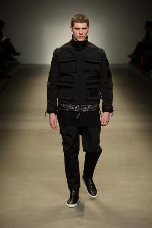 ヨシオクボ、服を“持つ”スタイルで新たな着崩しの概念を構築【2017-18秋冬メンズ】