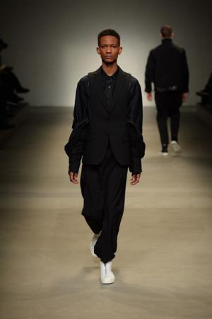 ヨシオクボ、服を“持つ”スタイルで新たな着崩しの概念を構築【2017-18秋冬メンズ】