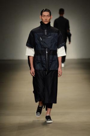 ヨシオクボ、服を“持つ”スタイルで新たな着崩しの概念を構築【2017-18秋冬メンズ】