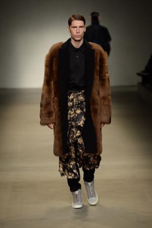 ヨシオクボ、服を“持つ”スタイルで新たな着崩しの概念を構築【2017-18秋冬メンズ】