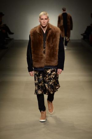 ヨシオクボ、服を“持つ”スタイルで新たな着崩しの概念を構築【2017-18秋冬メンズ】