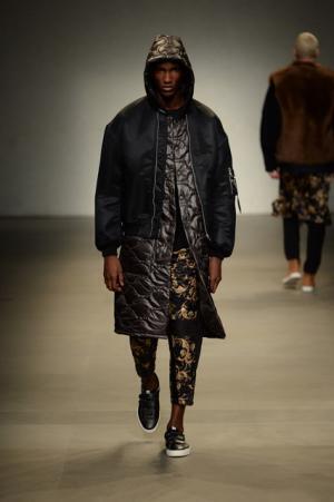 ヨシオクボ、服を“持つ”スタイルで新たな着崩しの概念を構築【2017-18秋冬メンズ】