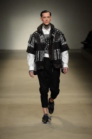 ヨシオクボ、服を“持つ”スタイルで新たな着崩しの概念を構築【2017-18秋冬メンズ】