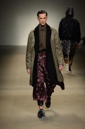 ヨシオクボ、服を“持つ”スタイルで新たな着崩しの概念を構築【2017-18秋冬メンズ】