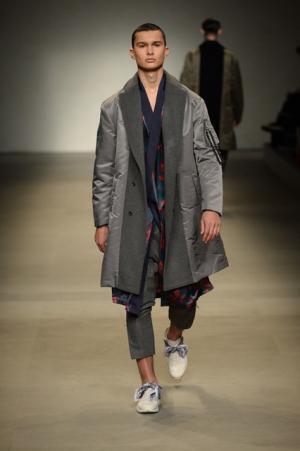 ヨシオクボ、服を“持つ”スタイルで新たな着崩しの概念を構築【2017-18秋冬メンズ】