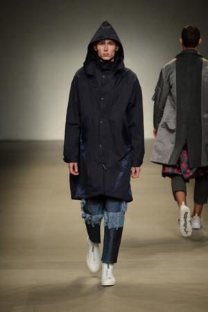 ヨシオクボ、服を“持つ”スタイルで新たな着崩しの概念を構築【2017-18秋冬メンズ】